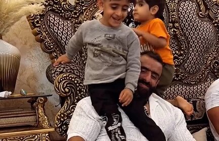 سرسرهبازی بچهها روی عضلههای مرد نقرهای مستر المپیا + فیلم