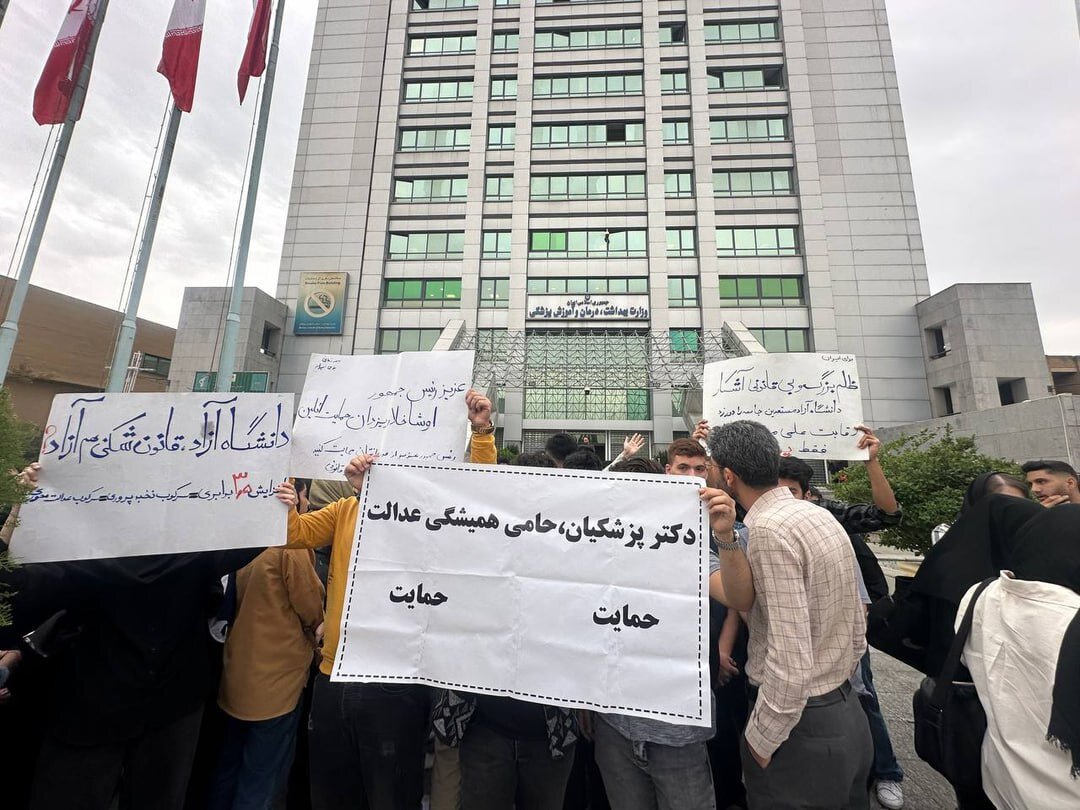 پلاکاردهای به زبان آذری دانشجویان دانشگاه آزاد خطاب به دکتر پزشکیان؛ عزیز رئیس جمهور اوشاخلاریزدان ... | تصاویر