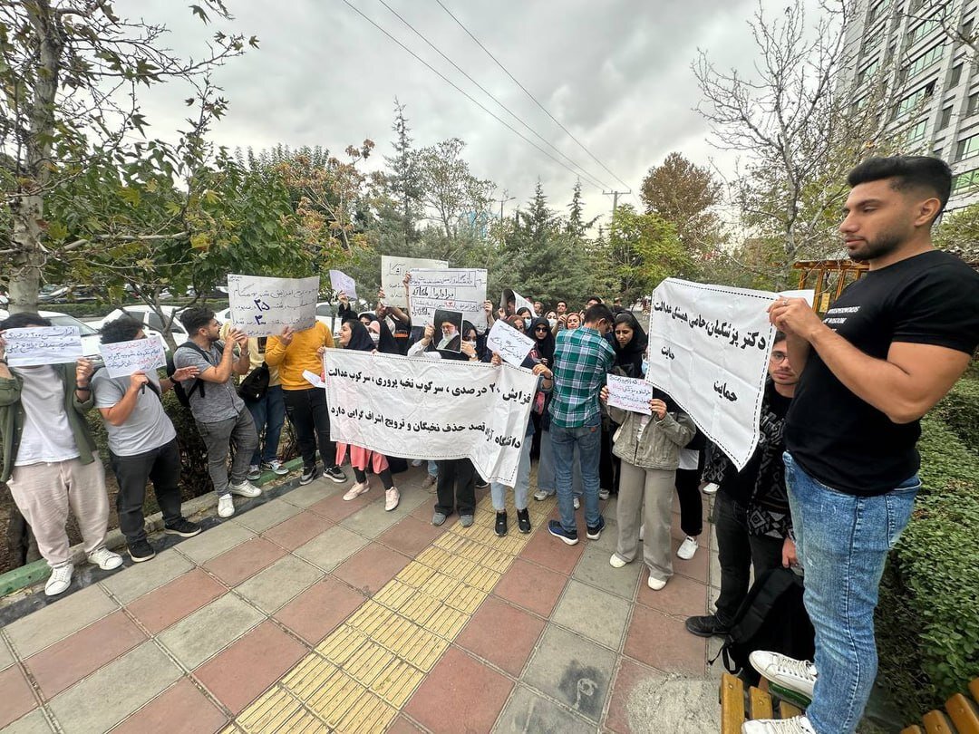 پلاکاردهای به زبان آذری دانشجویان دانشگاه آزاد خطاب به دکتر پزشکیان؛ عزیز رئیس جمهور اوشاخلاریزدان ...  | تصاویر