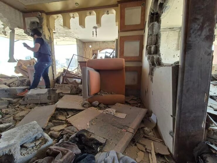 هجوم خبرنگاران خارجی به محل آخرین نبرد شهید یحیی السنوار + تصاویر | آخرین عکسهای خانه محل شهادت