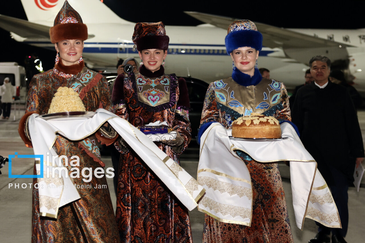 زنان روس با پوشش متفاوت در مراسم استقبال پزشکیان در روسیه | تصاویر