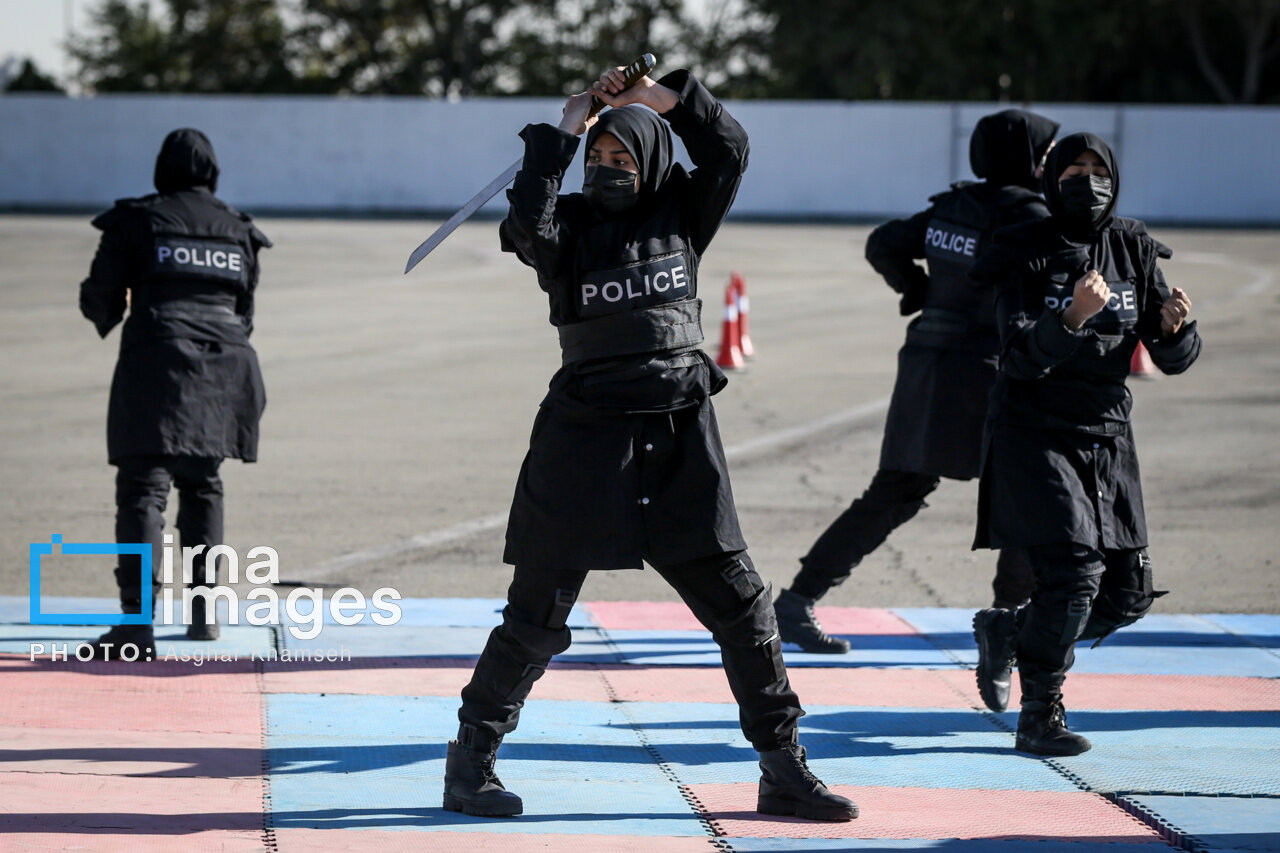 رزمایش بانوان رزمی کار پلیس + تصاویر 1 تصاویری از تبحر رزمی زنان پلیس