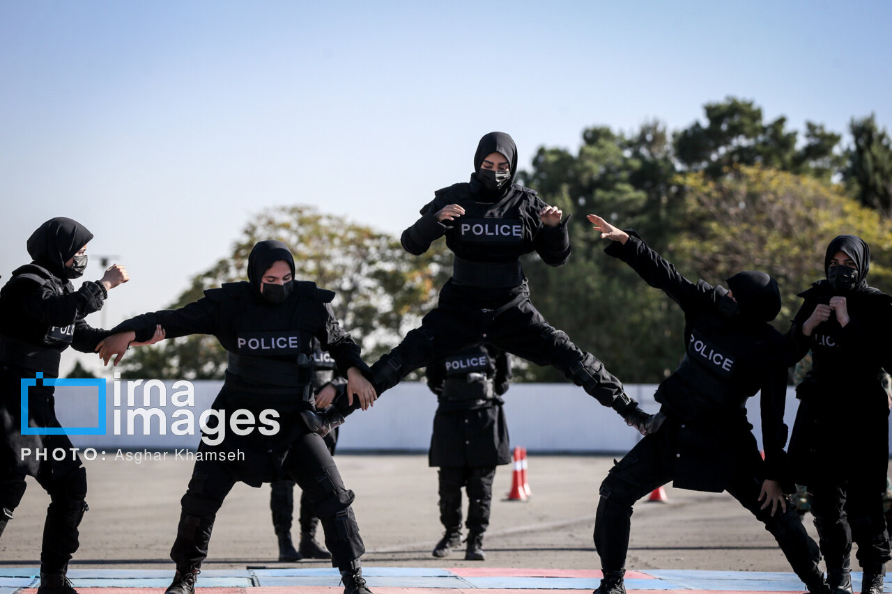 رزمایش بانوان رزمی کار پلیس + تصاویر 3 تصاویری از تبحر رزمی زنان پلیس