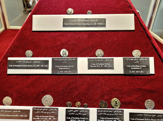 سکهها را در جبیشان میگذاشتند و به آسانی از کشور خارج میکردند + تصاویر