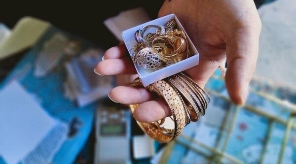 صف اهدای طلای بانوان شهرکردی به جبهۀ مقاومت
