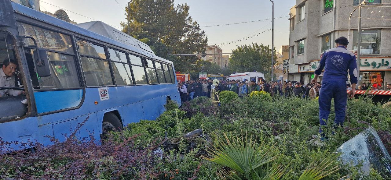 آخرین خبر از حادثه تصادف اتوبوس در میدان شهدا + تصاویر 1 اولین تصاویر از تصادف خونین اتوبوس با عابران در میدان شهدا