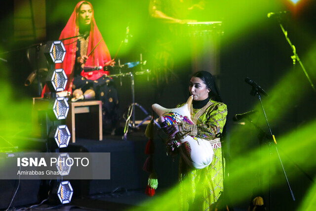 حرفهای جنجالی خواننده مطرح در کنسرت برج میلاد با حضور رامبد جوان | من یک مزدور هستم اگر قرار است ... | ببینید