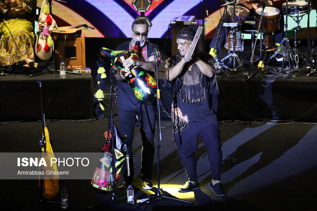 حرفهای جنجالی خواننده مطرح در کنسرت برج میلاد با حضور رامبد جوان | من یک مزدور هستم اگر قرار است ... | ببینید