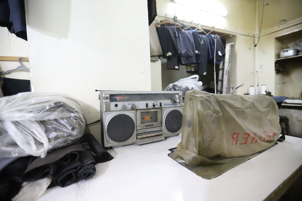 دیدار با خیاط لباسهای امیرعباس هویدا در تهران | این خیاط لباسهای سیاستمداران ایران را میدوزد