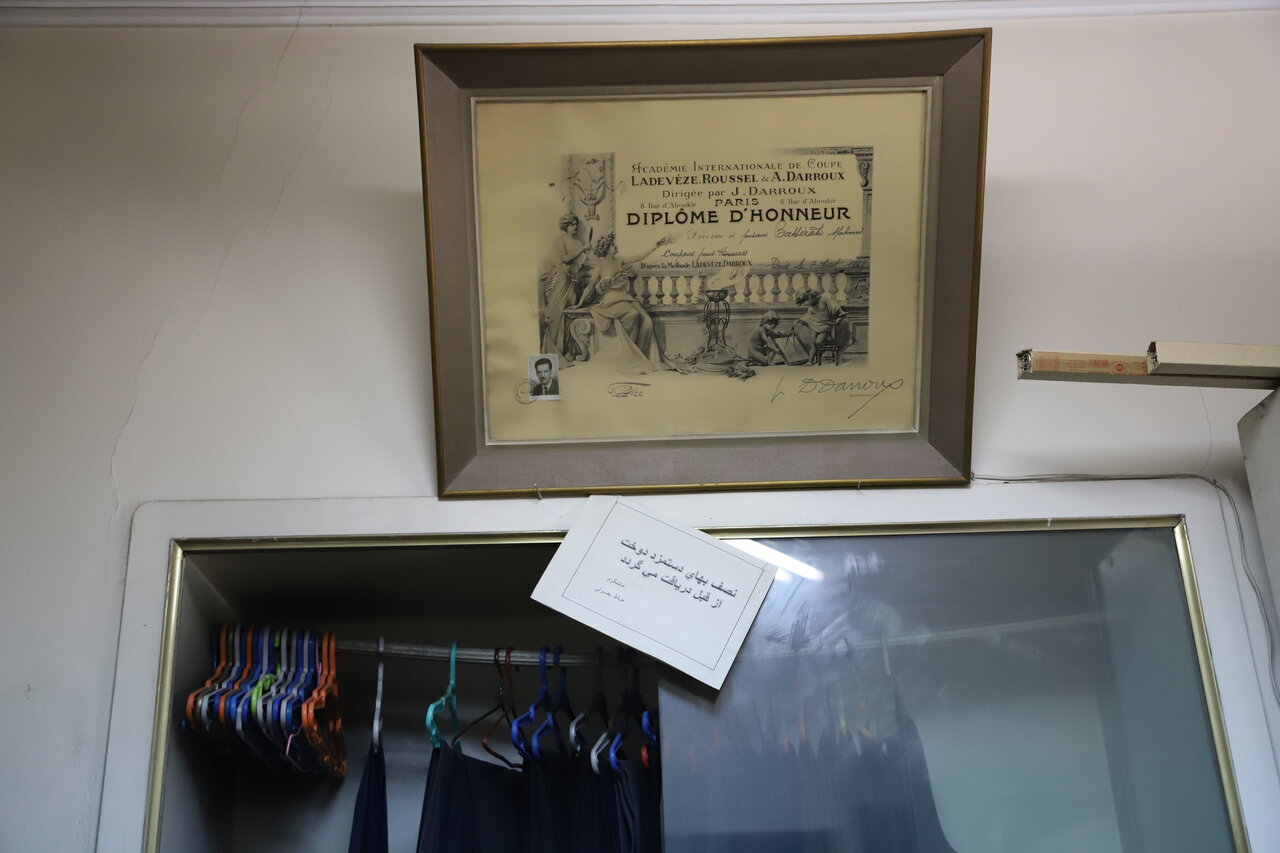 دیدار با خیاط لباسهای امیرعباس هویدا در تهران | این خیاط لباسهای سیاستمداران ایران را میدوزد