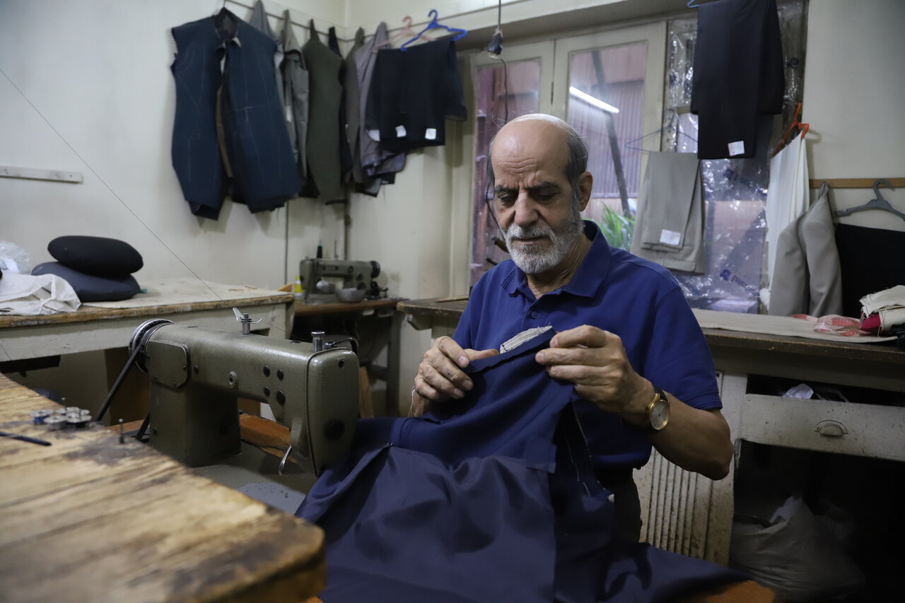 دیدار با خیاط لباسهای امیرعباس هویدا در تهران | این خیاط لباسهای سیاستمداران ایران را میدوزد