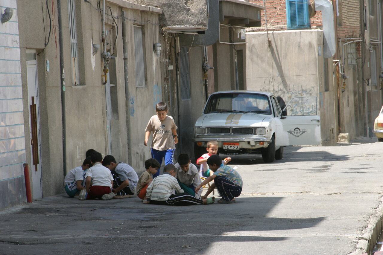 وقتی گرگ در باستیون بچهها را دنبال میکرد