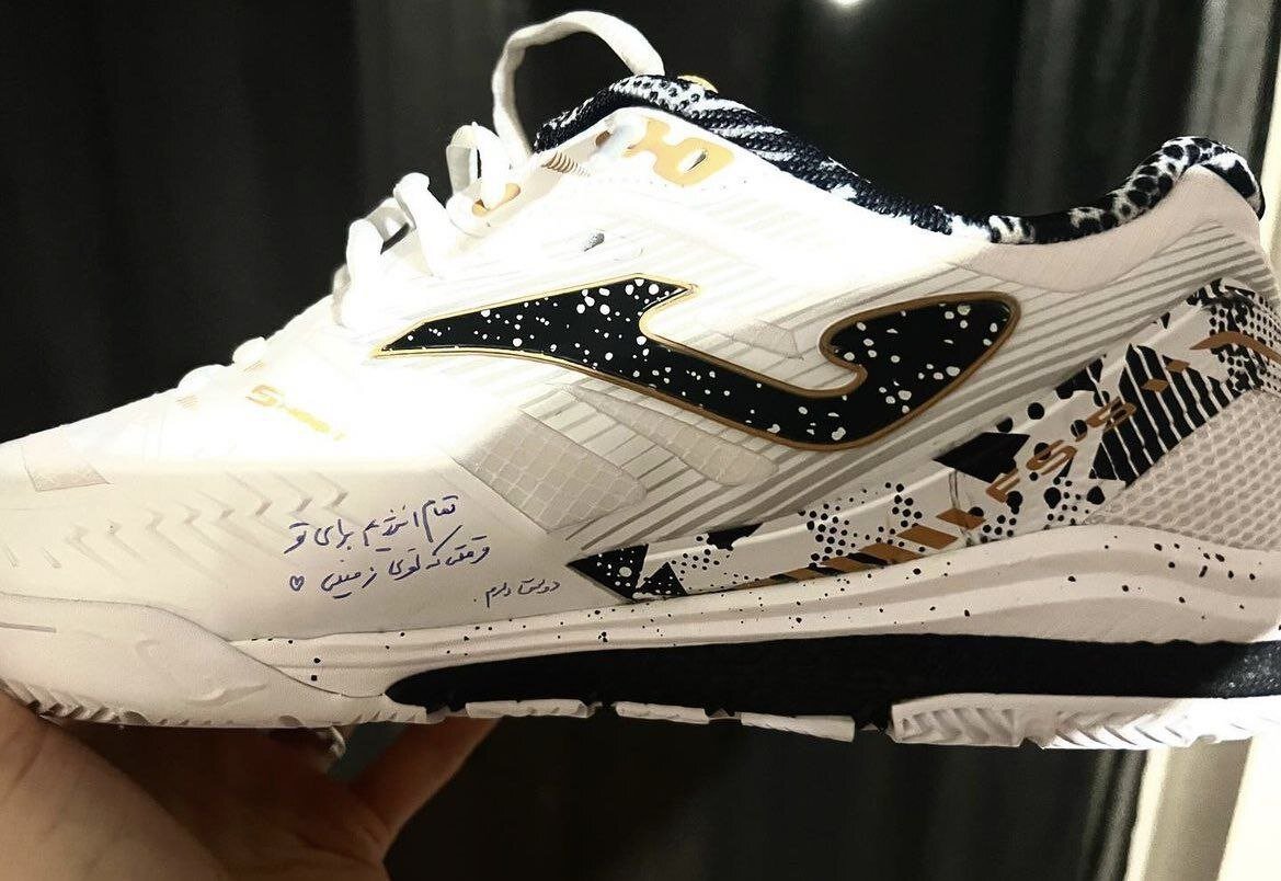 هدیه و دلنوشته همسر سعید احمد عباسی برای بهترین بازیکن آسیا | عکس