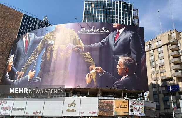 «سگ هار آمریکایی» روی دیوارنگاره میدان ولیعصر (عج) نشست | عکس