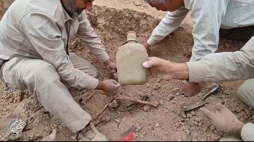 پیکر یک شهید بعد از ۴۲سال با قمقمه آب پیدا شد+ ویدئو - همشهری آنلاین