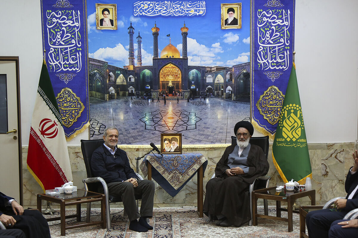 اولین سفر استانی رئیسجمهور به قم | از زیارت حرم حضرت معصومه تا دیدار با مراجع تقلید + عکس و ویدئو