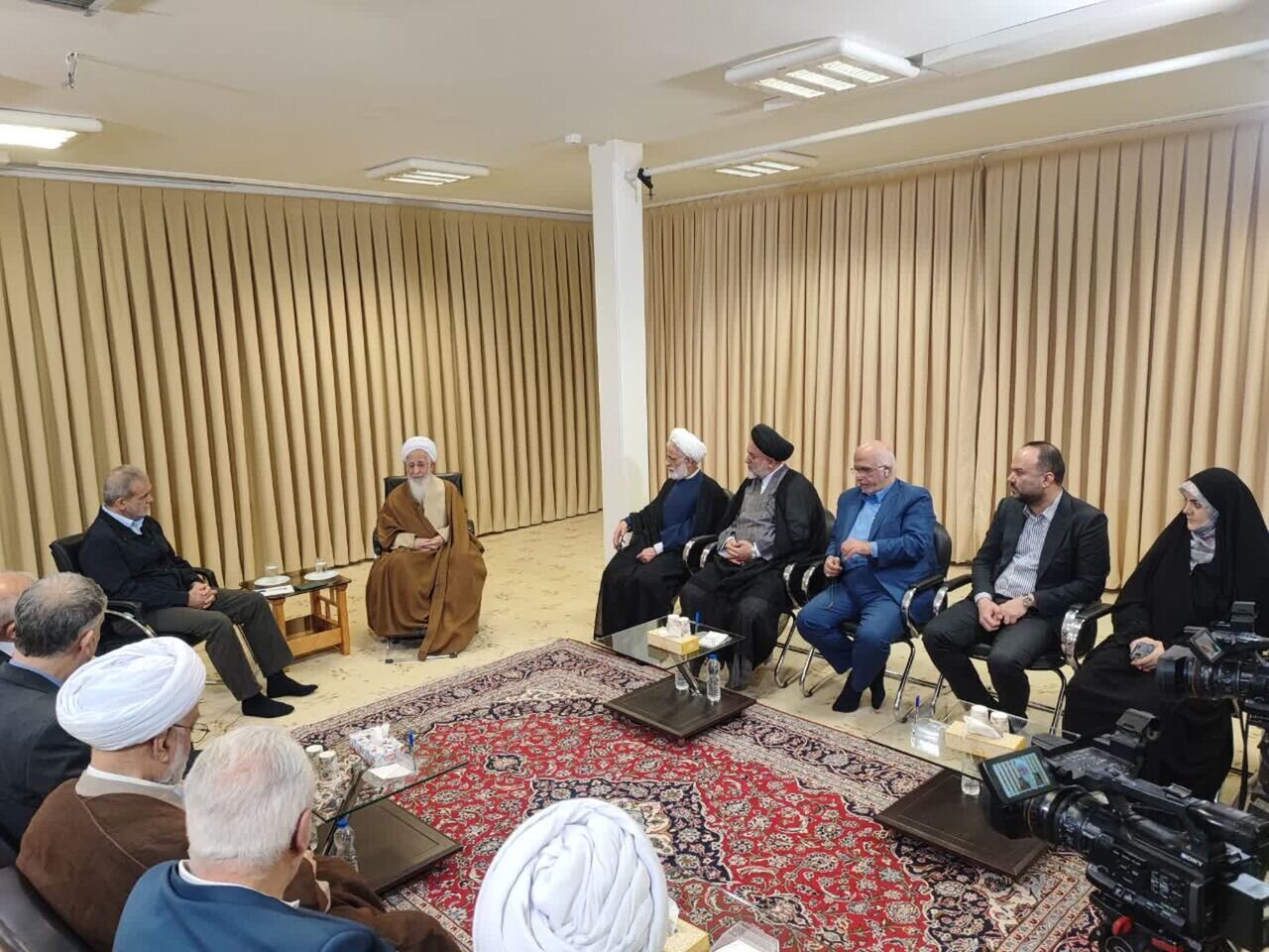 اولین سفر استانی رئیسجمهور به قم | از زیارت حرم حضرت معصومه تا دیدار با مراجع تقلید + عکس و ویدئو