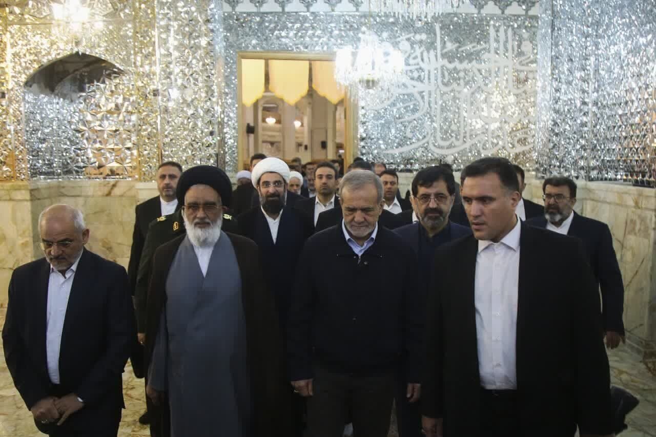 اولین سفر استانی رئیسجمهور به قم | از زیارت حرم حضرت معصومه تا دیدار با مراجع تقلید + عکس و ویدئو