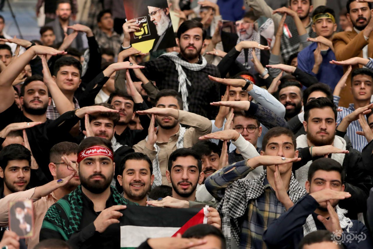 حرکت خاص دانش آموزان در دیدار با رهبر انقلاب با الهام از سخنان سید حسن نصرالله | تصاویر