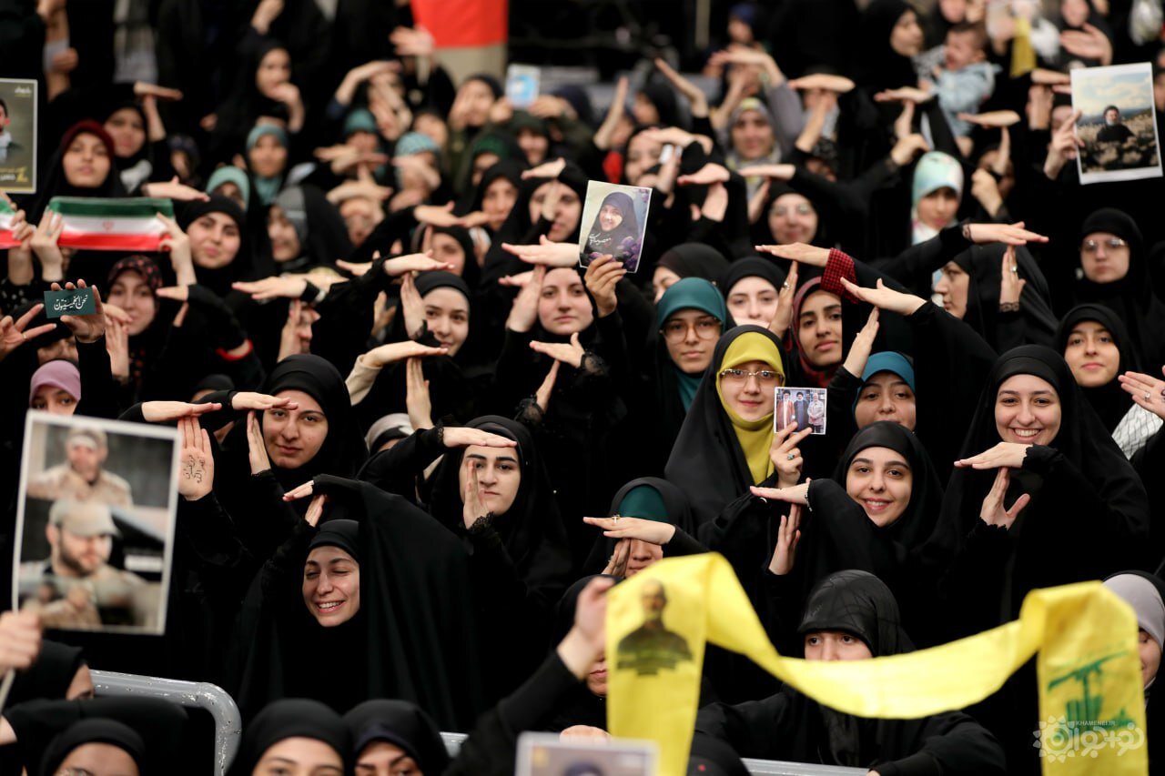 حرکت خاص دانش آموزان در دیدار با رهبر انقلاب با الهام از سخنان سید حسن نصرالله | تصاویر