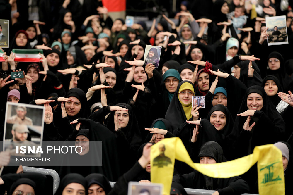 حرکت جالب نوجوانان در دیدار با رهبر معظم انقلاب | خط و نشان کشیدن دانش آموزان نماد چیست؟