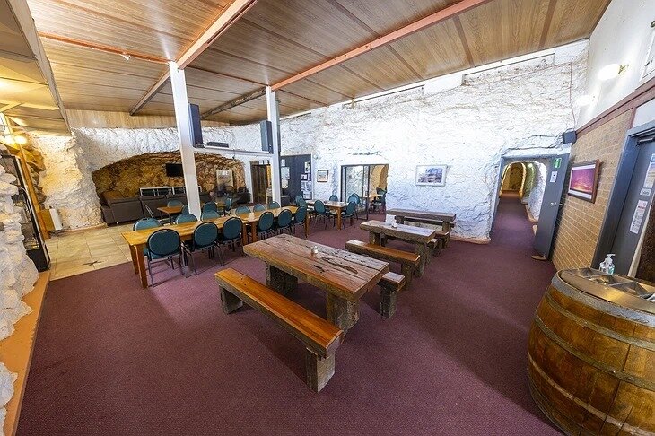 این مُتِل زیرزمینی مکانی عجیب و غریب برای استراحت است | عکس