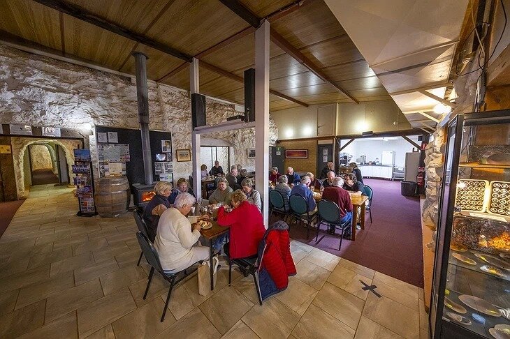 این مُتِل زیرزمینی مکانی عجیب و غریب برای استراحت است | عکس