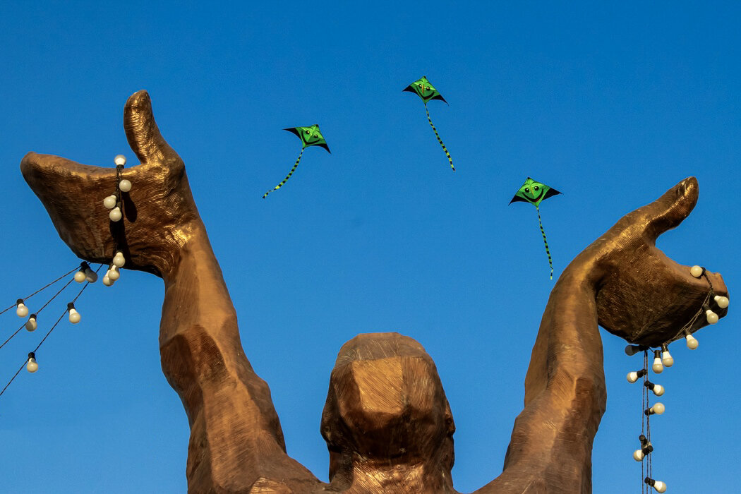 پرواز بادبادکهای سرودخوان بر فراز باملند
