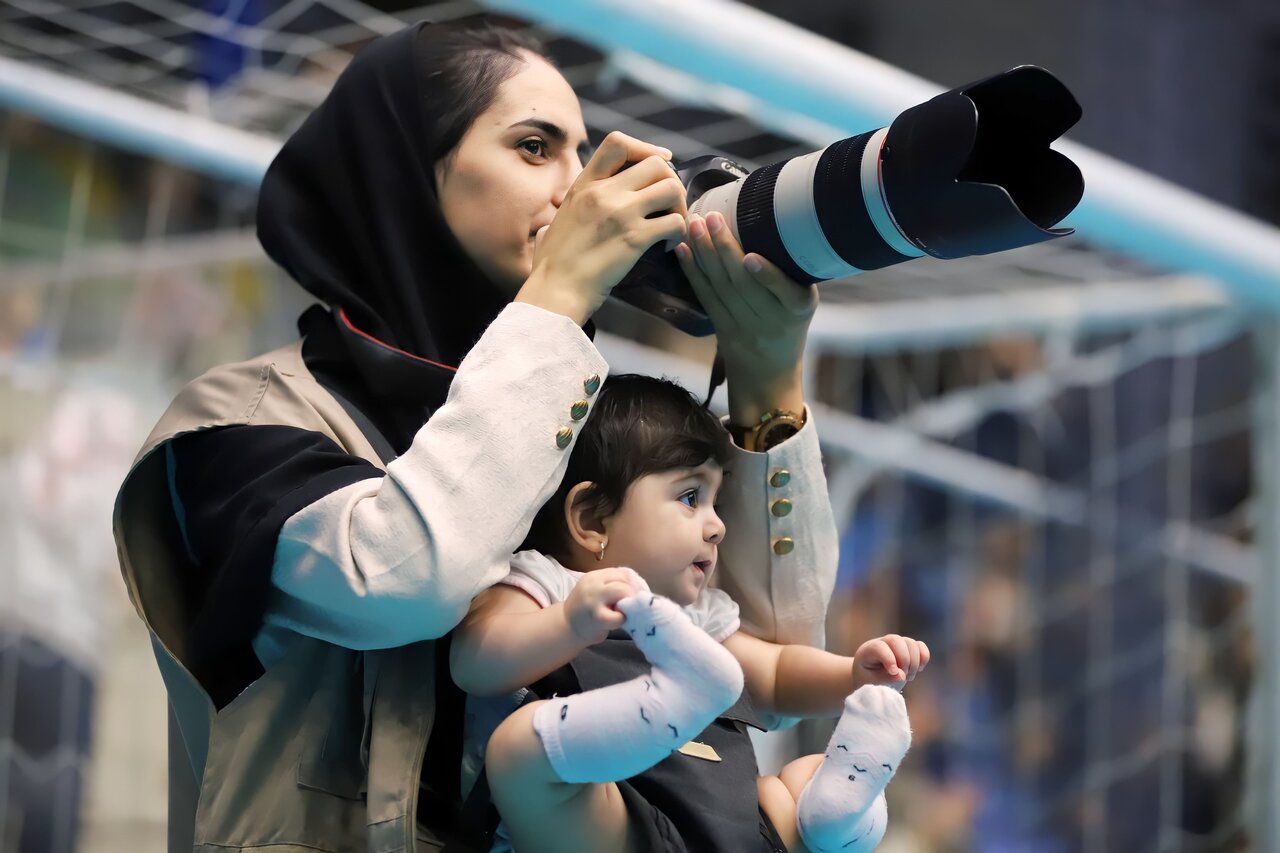 مادری که با کودک ۷ ماههاش عکاسی ورزشی می کند | موقع عکاسی آرام برایش لالایی می خوانم
