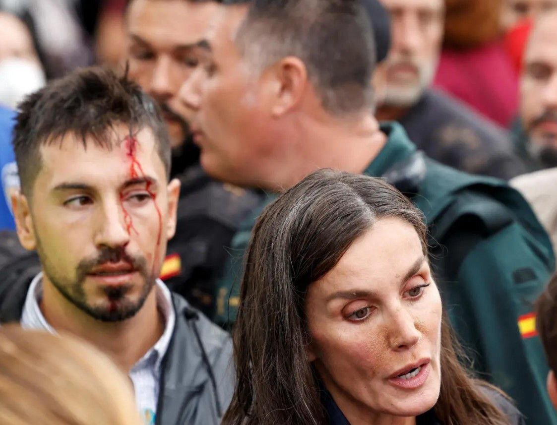 تصاویری از بازدید پرتنش شاه و ملکه اسپانیا از مناطق سیلزده