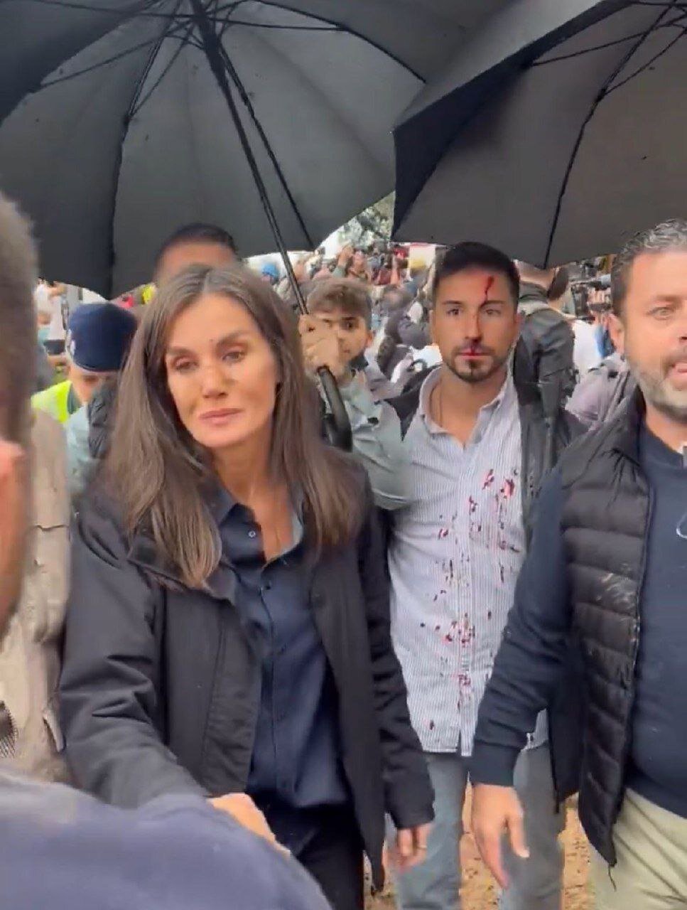 تصاویری از بازدید پرتنش شاه و ملکه اسپانیا از مناطق سیلزده