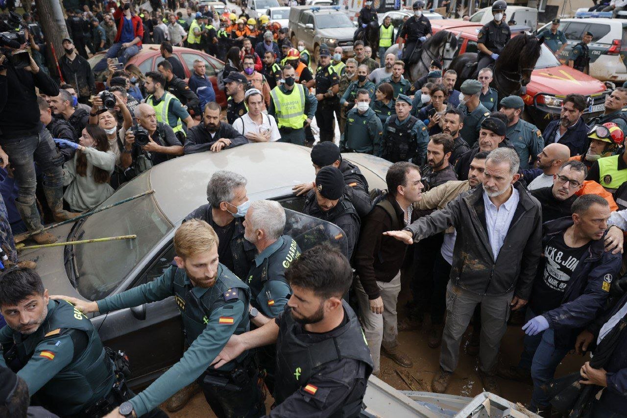 تصاویری از بازدید پرتنش شاه و ملکه اسپانیا از مناطق سیلزده