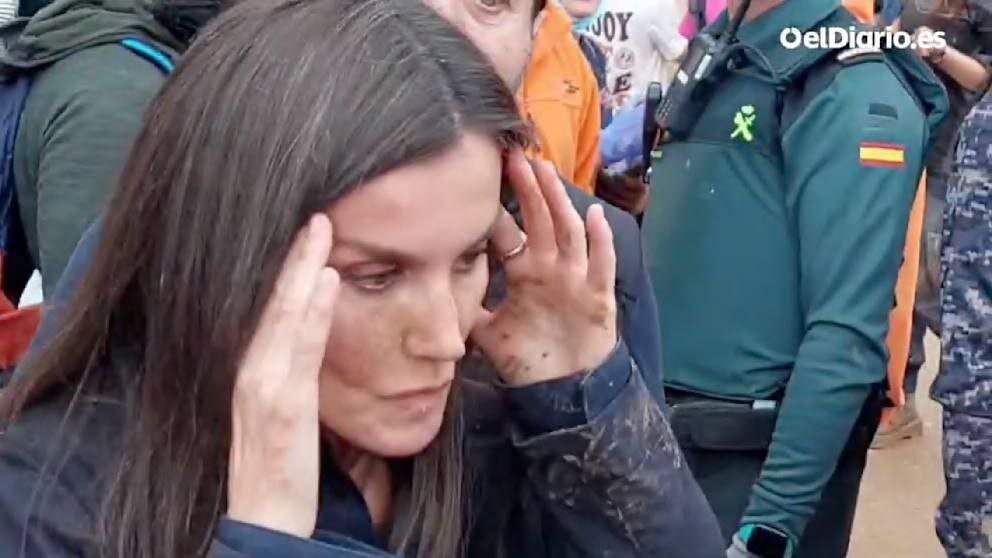 تصاویری از بازدید پرتنش شاه و ملکه اسپانیا از مناطق سیلزده