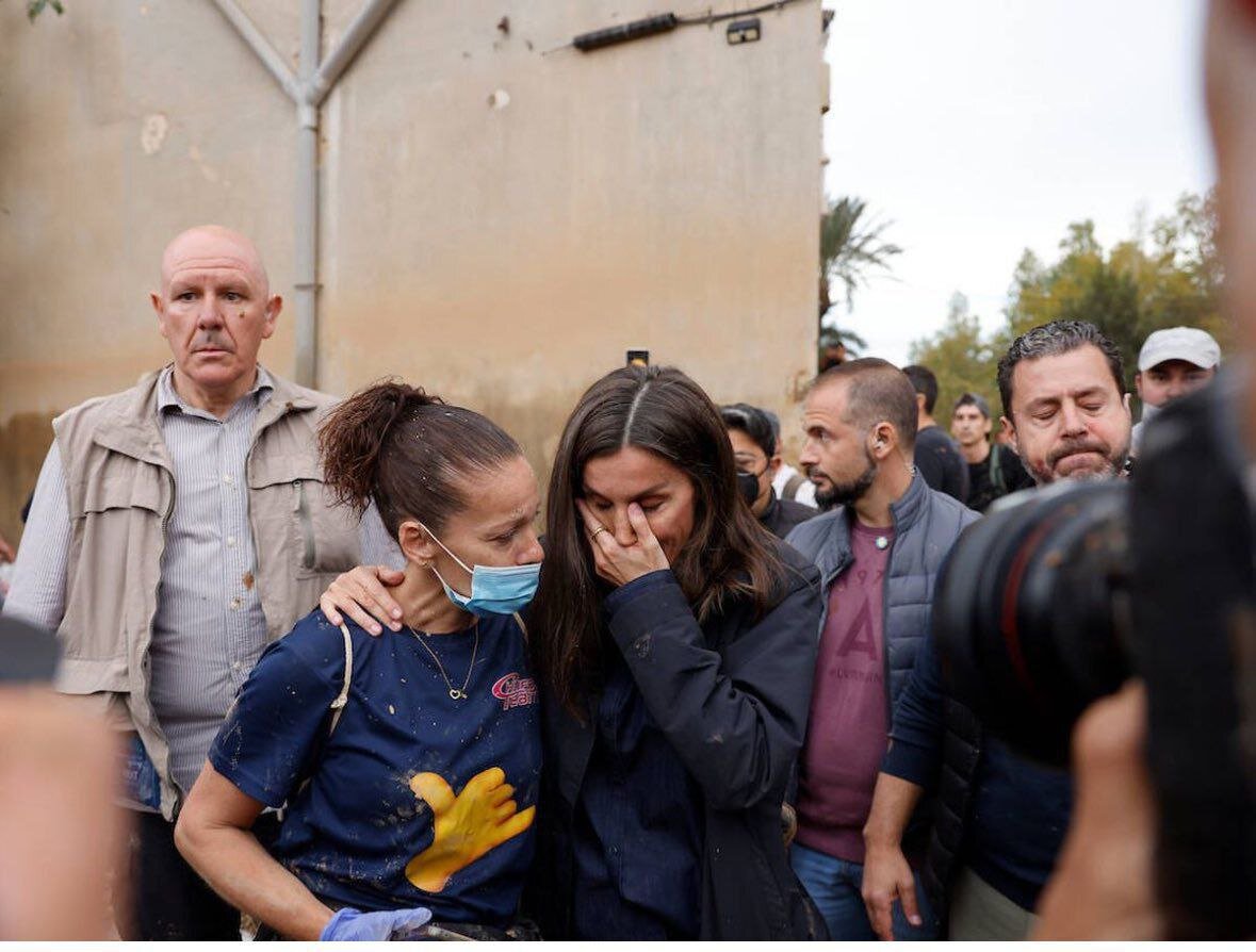 تصاویری از بازدید پرتنش شاه و ملکه اسپانیا از مناطق سیلزده