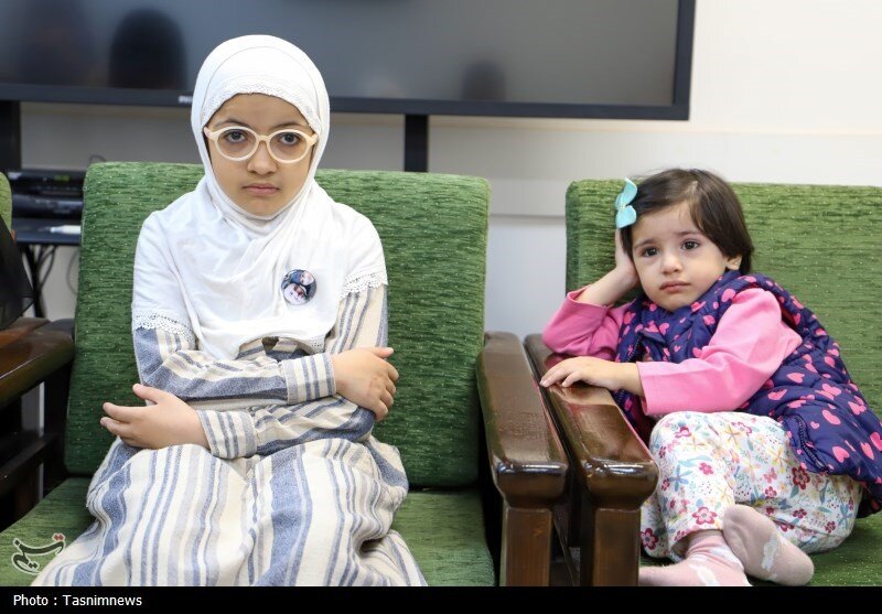 نگاه غریبانه دختران شهیدان عواضه و کرباسی در دیدار با فرمانده کل سپاه | تصاویر