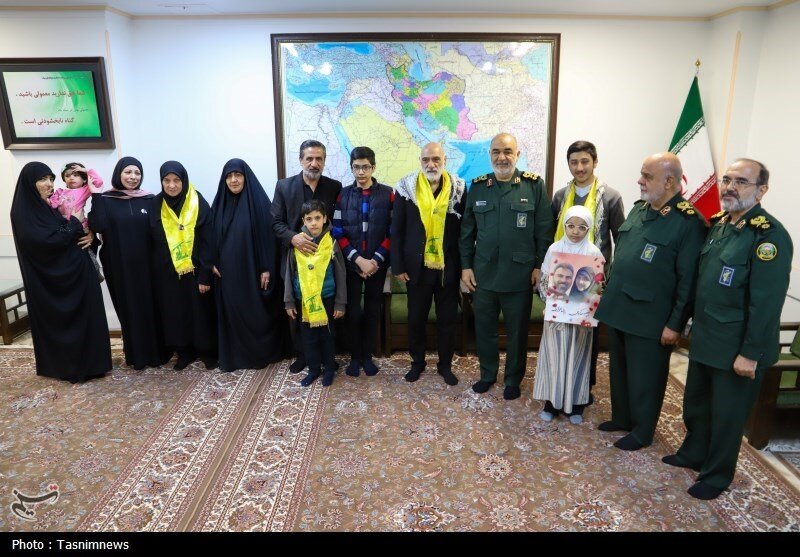 نگاه غریبانه دختران شهیدان عواضه و کرباسی در دیدار با فرمانده کل سپاه | تصاویر