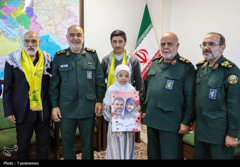 نگاه غریبانه دختران شهیدان عواضه و کرباسی در دیدار با فرمانده کل سپاه | تصاویر