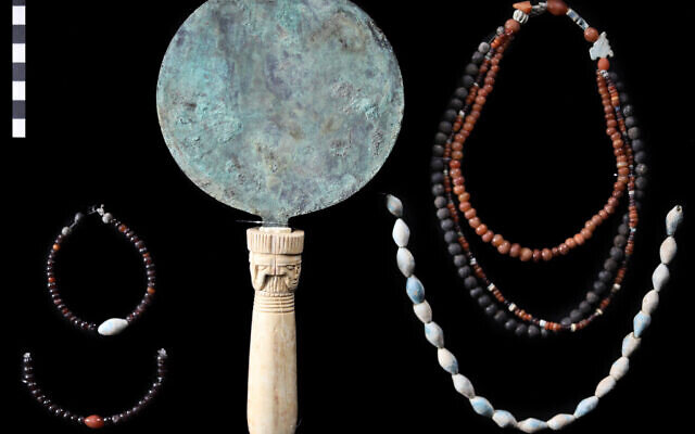 کشف ۱۱ گور مهر و موم شده به همراه جواهرات کاملاً دستنخورده