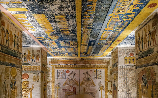 کشف ۱۱ گور مهر و موم شده به همراه جواهرات کاملاً دستنخورده