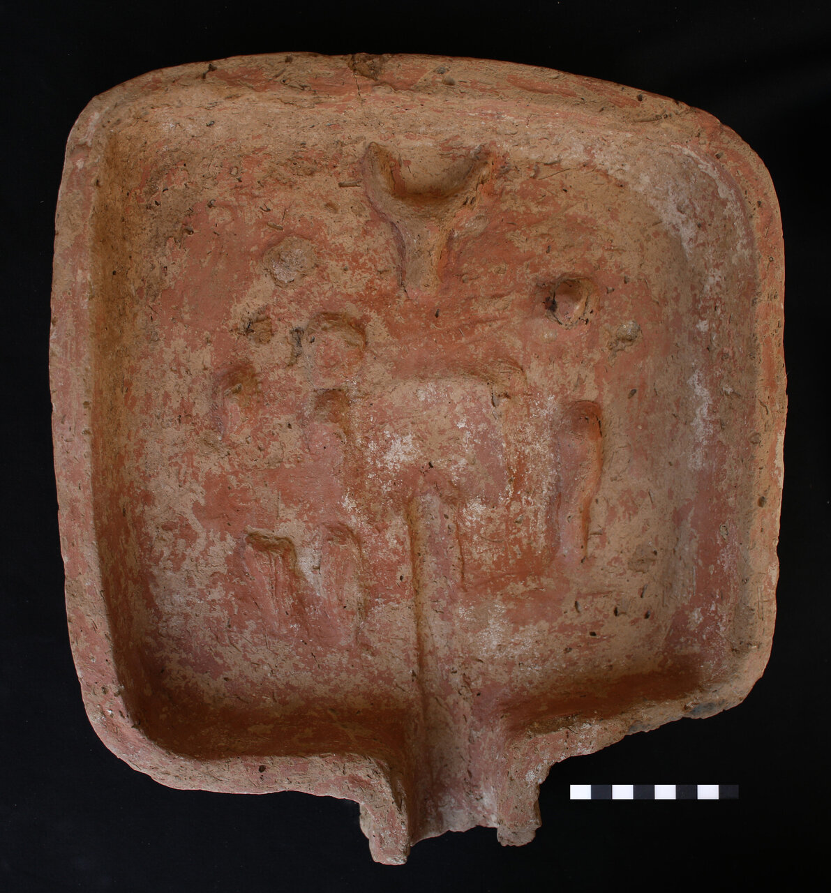 کشف ۱۱ گور مهر و موم شده به همراه جواهرات کاملاً دستنخورده