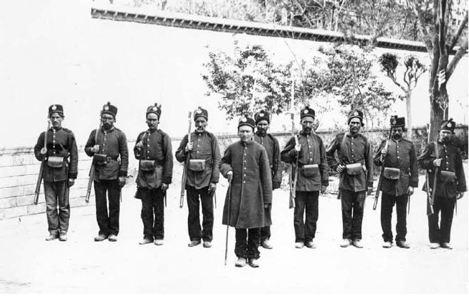 چرا قراولها هنگام اذان پیشفنگ میکردند؟