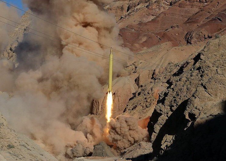 لحظه شلیک موشک بالستیک قدر زیر آتش جنگندههای اسرائیل موشک قدر