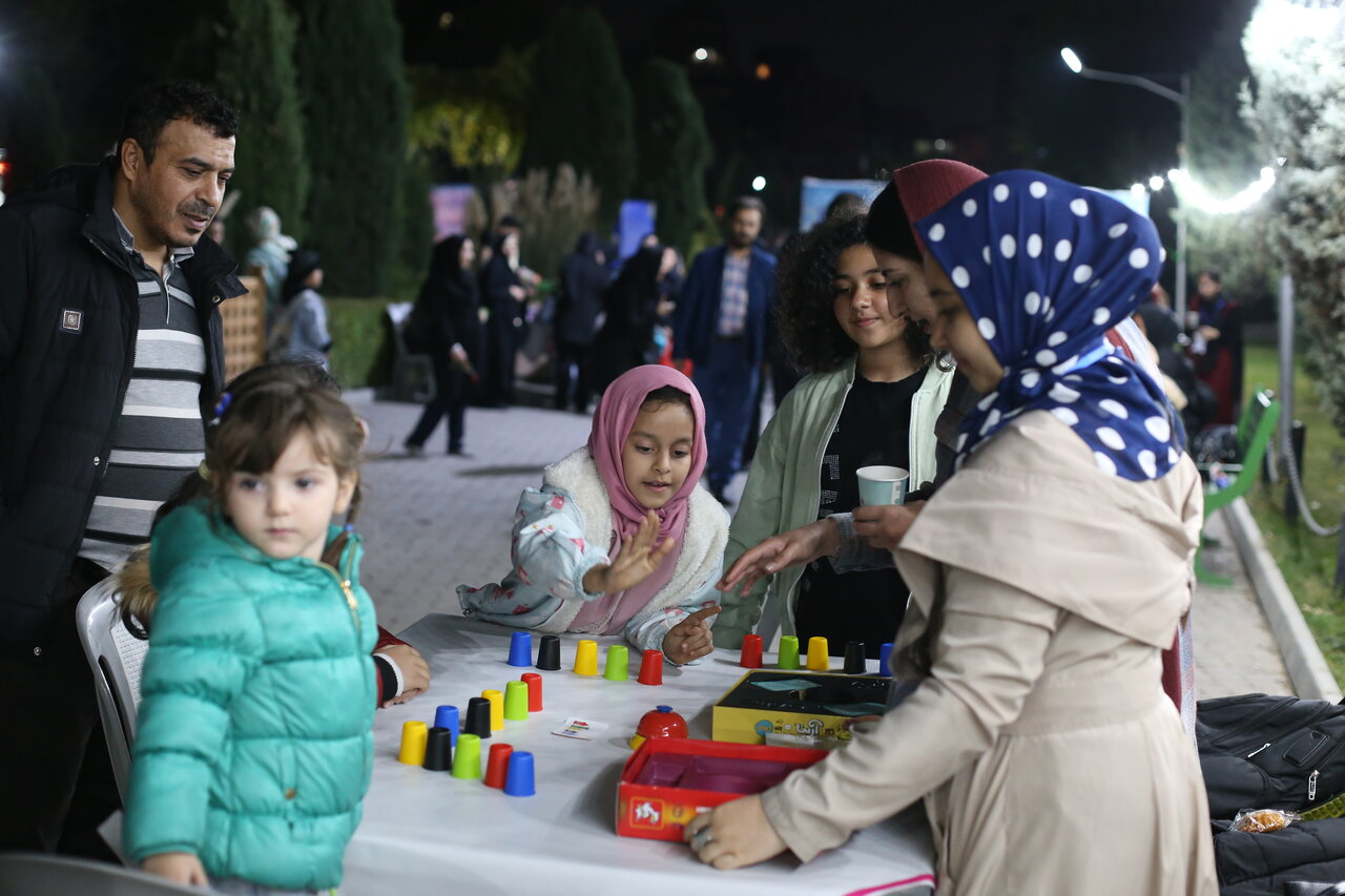 لحظات خوش پدر و دختری | خوشگذرانی باباها با دخترها در این بوستان