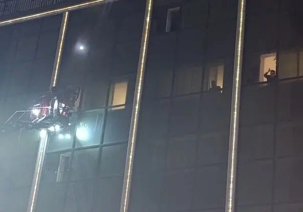 آتش گرفتن یک هتل در پایتخت + تصاویر | ۲۹ نفر مصدوم شدند | نجات حادثهدیدگان از روی پشتبام و پنجرهها