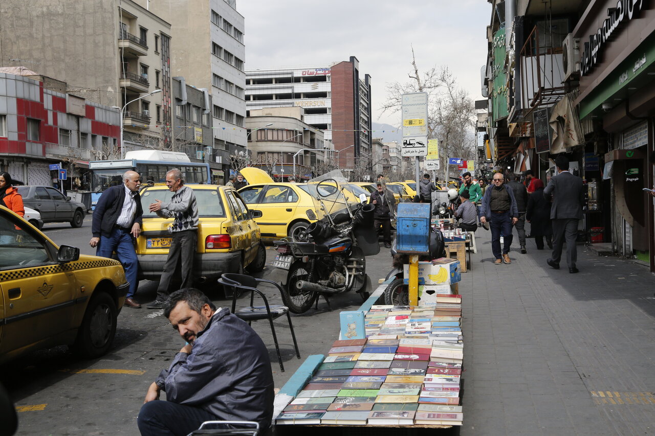 جمعآوری کتابفروشیهای غیرمجاز خیابان انقلاب از امروز