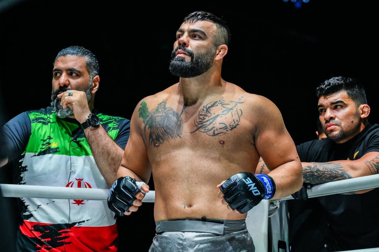 لحظه تسلیم علیاکبری در برابر اسطوره جوجیتسو جهان | تصاویر