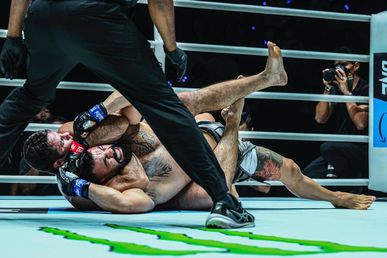 لحظه تسلیم علیاکبری در برابر اسطوره جوجیتسو جهان | تصاویر