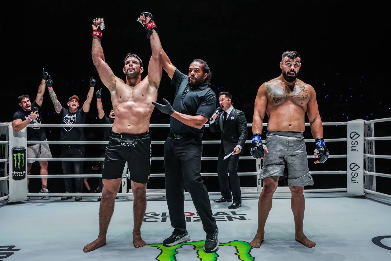 لحظه تسلیم علیاکبری در برابر اسطوره جوجیتسو جهان | تصاویر