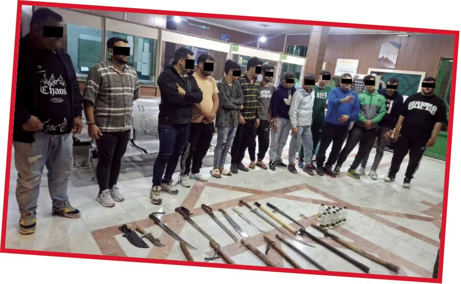 دستگیری ۱۴ شرور در منزل خان ؛ آنها قرار دعوا داشتند + تصاویر شمشیرها و چماقهای وحشتناک اراذل و اوباش