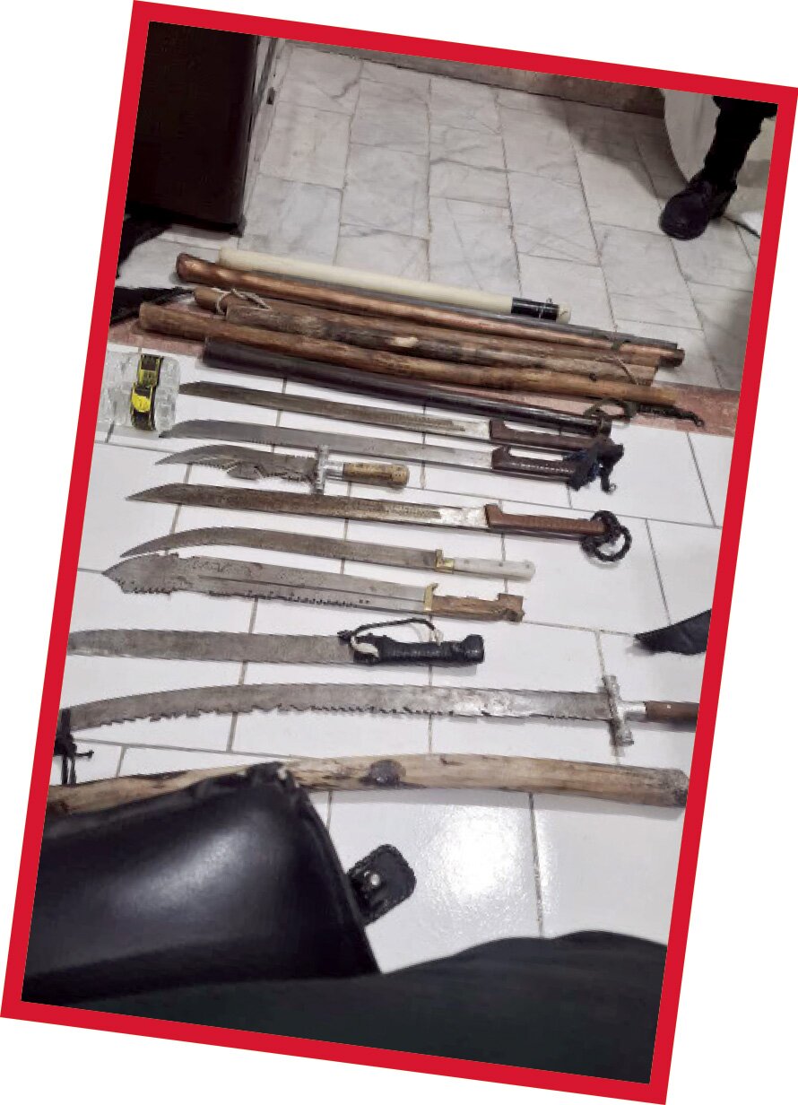 دستگیری ۱۴ شرور در منزل خان ؛ آنها قرار دعوا داشتند + تصاویر شمشیرها و چماقهای وحشتناک اراذل و اوباش